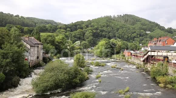朗格伦登比格郡北威尔士英国迪河快速流经美丽的威尔士旅游目的地视频的预览图