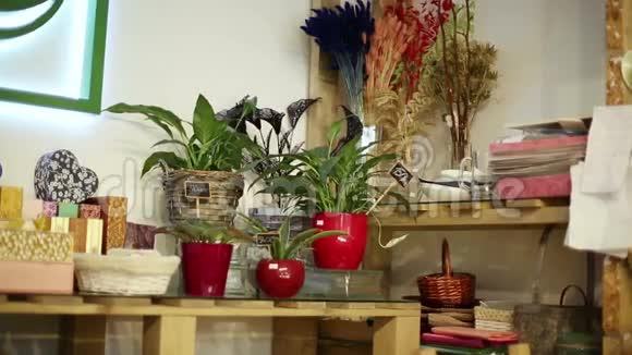花店里的鲜花和饰品视频的预览图
