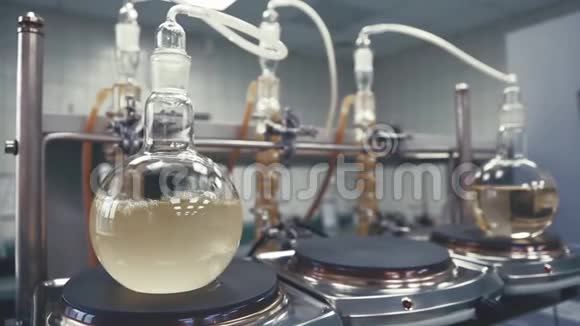 在实验室的烧瓶中煮沸液体视频的预览图