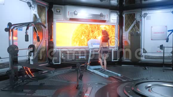 在未来的宇宙飞船上的健身房里一位美丽的运动员在舷窗前的跑步机上跑步俯瞰着一个人视频的预览图