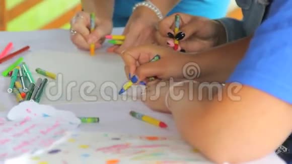 孩子们用铅笔在白纸上画画视频的预览图