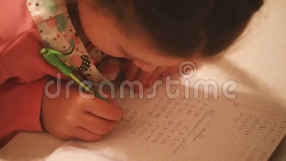 小女孩正在做作业视频的预览图