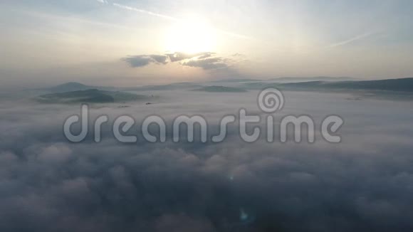 在雾中飞行的无人机视频的预览图