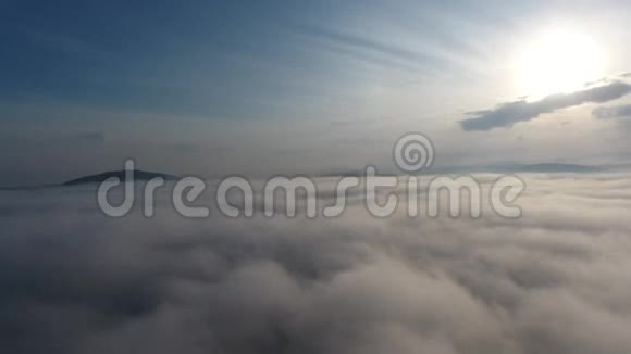 在雾中飞行的无人机视频的预览图