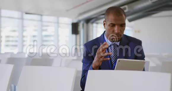 男演讲者在商务会议上练习演讲视频的预览图