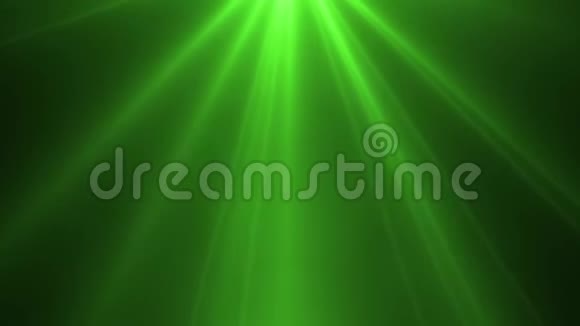 绿色的光线在黑色的背景上爆发视频的预览图