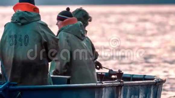 商业捕鱼渔民拉捕鱼陷阱视频的预览图