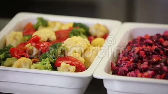 新鲜蔬菜沙拉吧的幻灯片全景视频的预览图