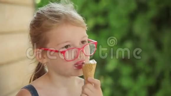 吃冰淇淋的女孩视频的预览图