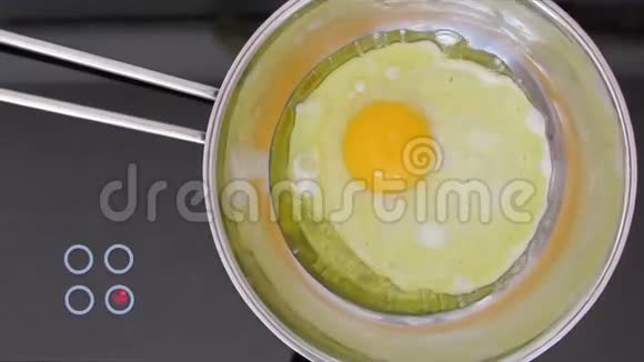 在平底锅中煎鸡蛋的俯视图放大视频的预览图