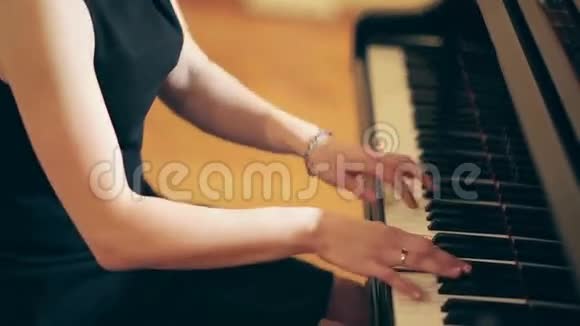 弹钢琴的女人的手视频的预览图