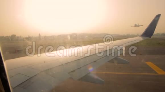 日出时本古里昂机场跑道上的飞机机翼视频的预览图