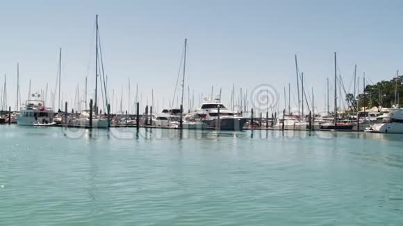 豪华游艇停靠在码头上视频的预览图