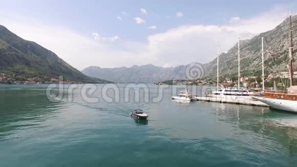 科托的船空中摄影无人机在佤邦的船坞视频的预览图