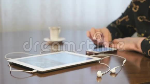 女人在使用数码平板电脑的项目上工作视频的预览图