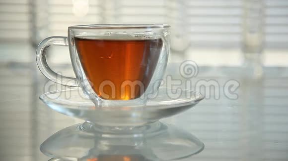 蜂蜜倒入一杯茶中特写视频的预览图