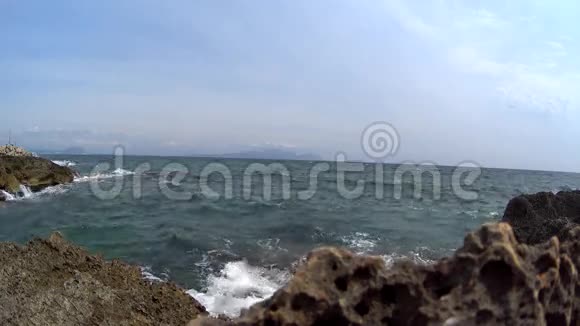 美丽的海浪岩石点西班牙海滨悬崖和美丽的海岸风光视频的预览图
