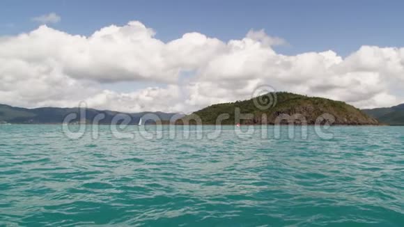 小岛上的风景视频的预览图