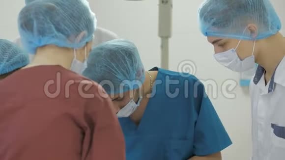 外科医生在工作复苏医疗队戴口罩手持医疗工具视频的预览图