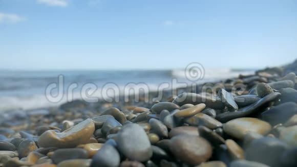 卵石滩浪海石头自然海滩海洋海浪风暴慢动作视频视频的预览图