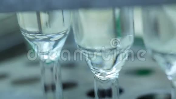 医学实验室的玻璃烧瓶特写镜头透明的化学烧瓶视频的预览图