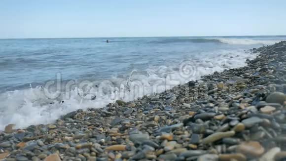 卵石滩浪海石滩海洋自然海浪风暴慢动作视频视频的预览图