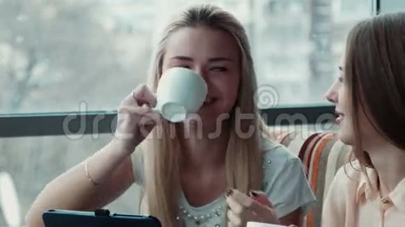 两个女朋友在咖啡馆喝咖啡视频的预览图