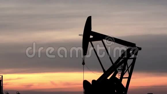 北达科他州日落巴肯石油公司视频的预览图