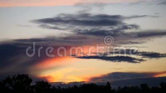 日出时代天空和云移拉脱维亚视频的预览图