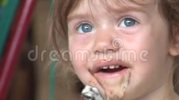吃冰淇淋的女孩视频的预览图
