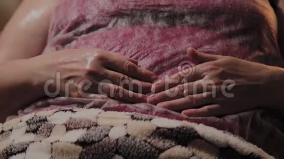 一个做水疗的老女人的手视频的预览图