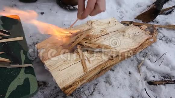 旅行者点燃火用火石代替篝火由粗糙的石头覆盖霜冻引发火灾视频的预览图