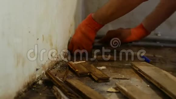 工人拆除镶木地板视频的预览图