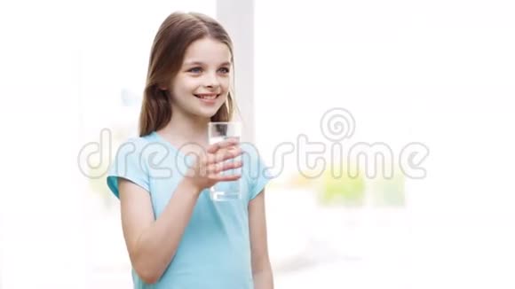 开心的微笑小女孩在家喝水视频的预览图