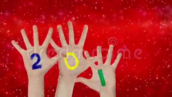 新年2016画在举起的手上圣诞节背景视频的预览图