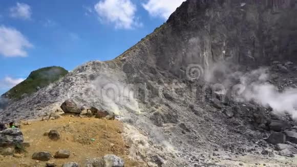 活动吸烟锡巴亚克火山全景概述准备射击视频的预览图