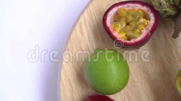 水果在木制背景上旋转特写异国水果的镜头神圣的激情龙安娜奶油苹果番石榴视频的预览图
