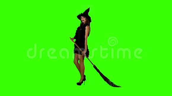万圣节女巫在绿色屏幕上拿着扫帚视频的预览图
