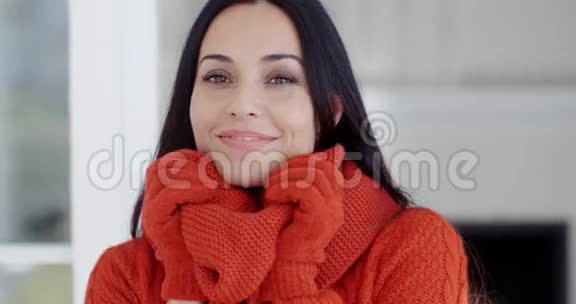冬天时尚的严肃的年轻女人视频的预览图