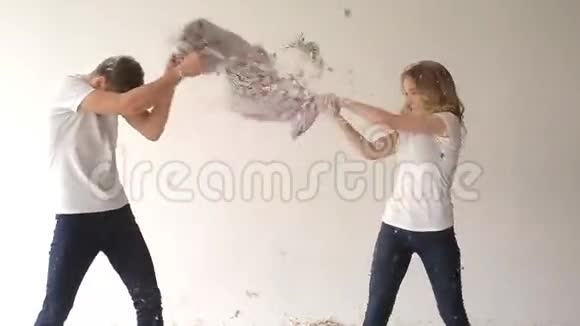 男孩和女孩打架枕头视频的预览图