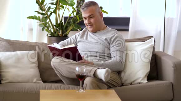 快乐的人在家喝酒读书视频的预览图
