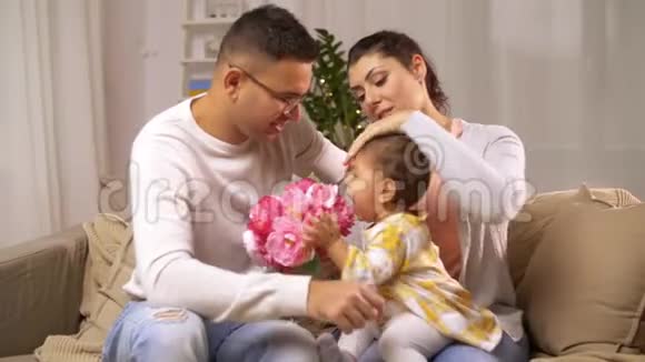 有女婴和鲜花的幸福家庭视频的预览图