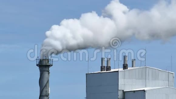 白色烟雾从工厂工厂的蓝天背景视频的预览图