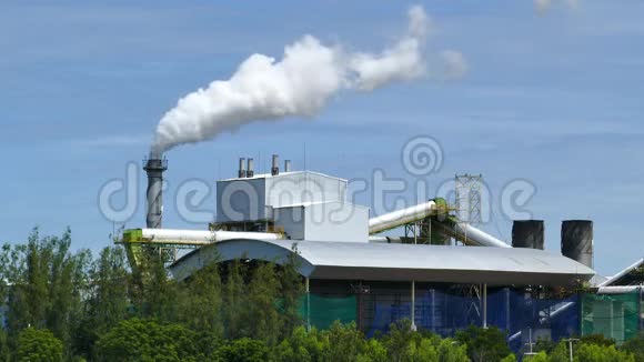 白色烟雾从工厂工厂的蓝天背景视频的预览图