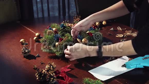 制作传统圣诞花环的人视频的预览图