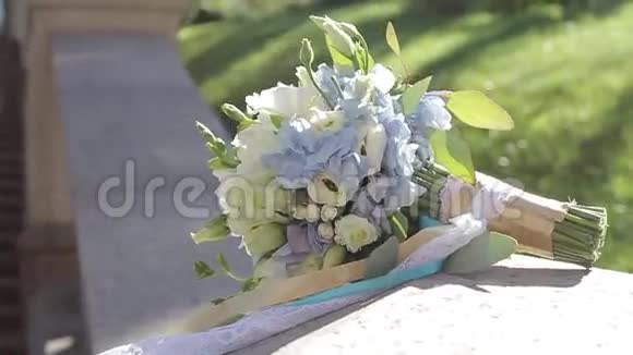 美丽的新娘花束躺在栏杆上的室外楼梯上视频的预览图