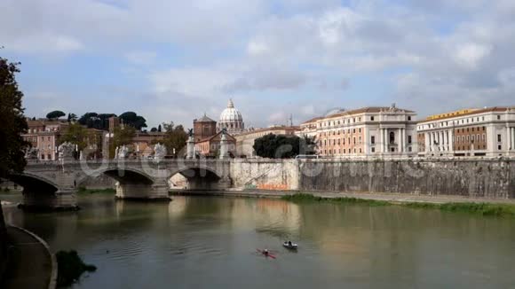 梵蒂冈提伯河和圣彼得大教堂的景色视频的预览图