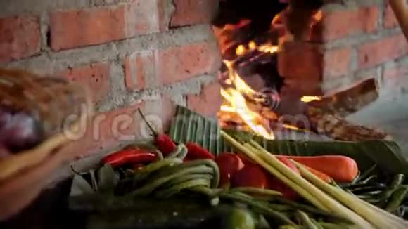 传统砖壁炉附近的棕榈叶篮的配料视频的预览图