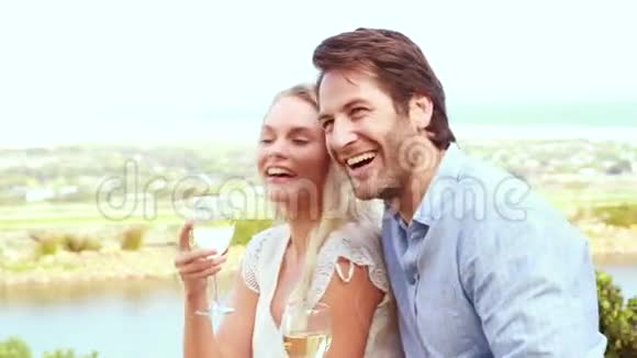 可爱的夫妇笑着喝白葡萄酒视频的预览图
