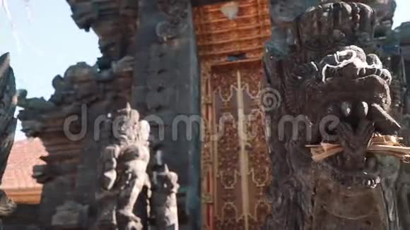 巴厘岛神庙前有龙像视频的预览图